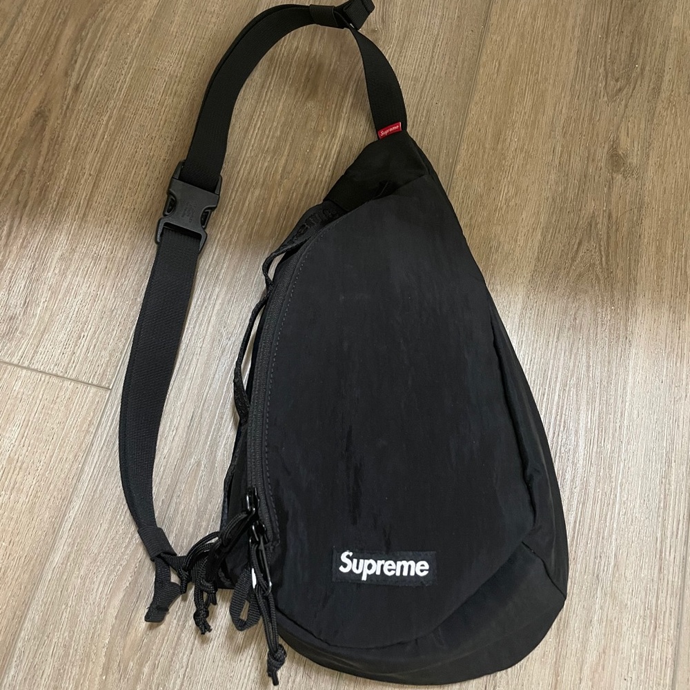 Supreme FW20 sling bag